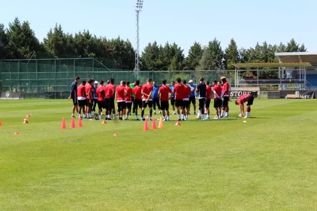 Marius Sumudica: 'Beklenti artsa da bizim asıl hedefimiz ligde kalmak' Marius Sumudica: 'Beklenti artsa da bizim asıl hedefimiz ligde kalmak'