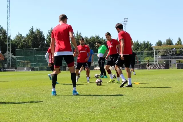 Marius Sumudica: 'Beklenti artsa da bizim asıl hedefimiz ligde kalmak' Marius Sumudica: 'Beklenti artsa da bizim asıl hedefimiz ligde kalmak'