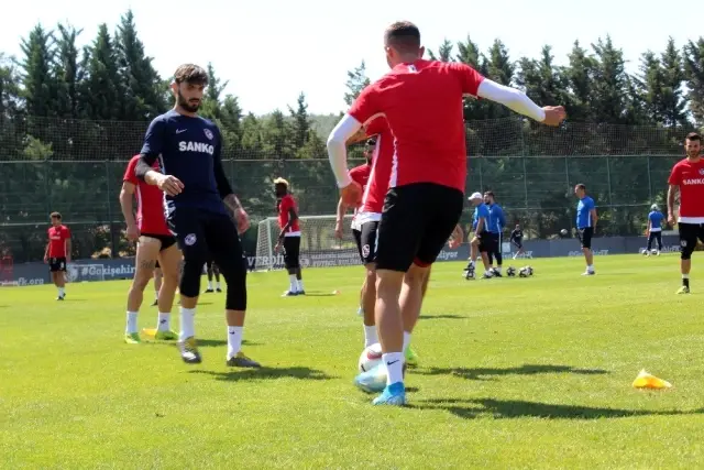 Marius Sumudica: 'Beklenti artsa da bizim asıl hedefimiz ligde kalmak' Marius Sumudica: 'Beklenti artsa da bizim asıl hedefimiz ligde kalmak'
