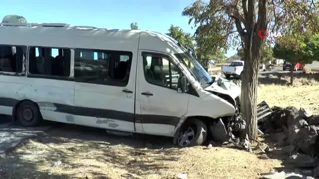 Minibüs ile otomobil çarpıştı: 5 yaralı Minibüs ile otomobil çarpıştı: 5 yaralı