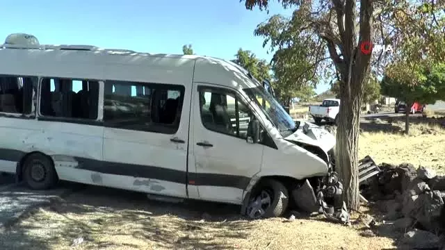 Minibüs ile otomobil çarpıştı: 5 yaralı Minibüs ile otomobil çarpıştı: 5 yaralı
