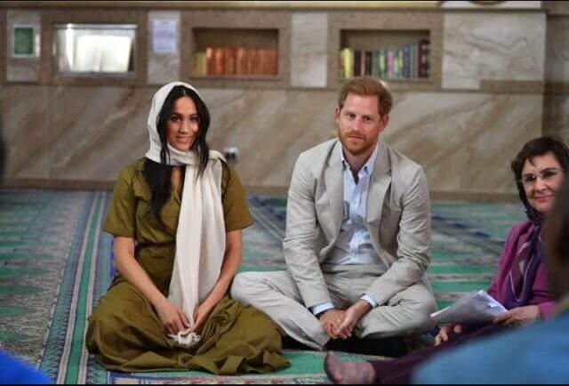 Prens Harry'nin eşi Meghan Markle cami ziyareti amaciyla başörtü taktı