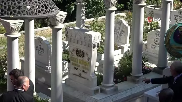 Sanat güneşi Zeki Müren, ölümünün 23. yılında mezarı başında anıldı Sanat güneşi Zeki Müren, ölümünün 23. yılında mezarı başında anıldı