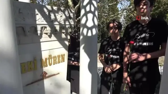 Sanat güneşi Zeki Müren, ölümünün 23. yılında mezarı başında anıldı Sanat güneşi Zeki Müren, ölümünün 23. yılında mezarı başında anıldı