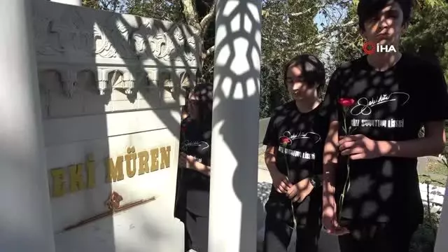 Sanat güneşi Zeki Müren, ölümünün 23. yılında mezarı başında anıldı Sanat güneşi Zeki Müren, ölümünün 23. yılında mezarı başında anıldı