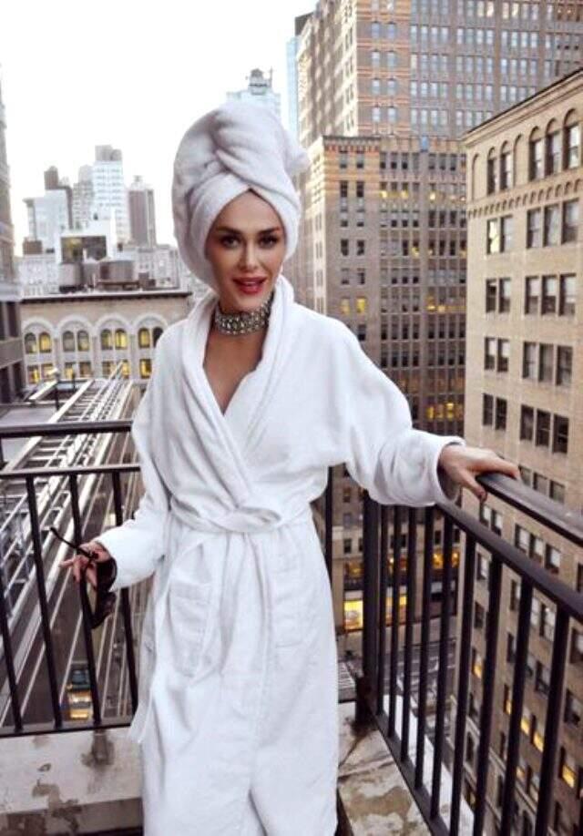 Şarkıcı Ayşe Hatun Önal, New York'ta bornozlu poz verdi