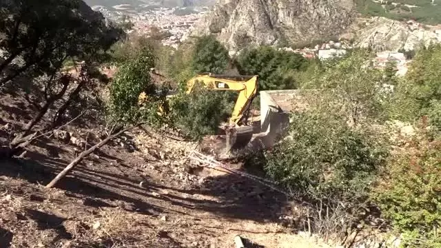 Su kuyusuna düşen tosun kepçeyle kurtarıldı Su kuyusuna düşen tosun kepçeyle kurtarıldı