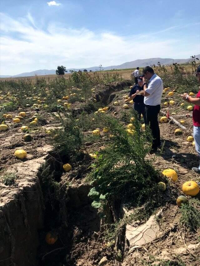 Tarım arazisinde tek kilometre uzunluğunda 5 metre derinliğinde yarık oluştu