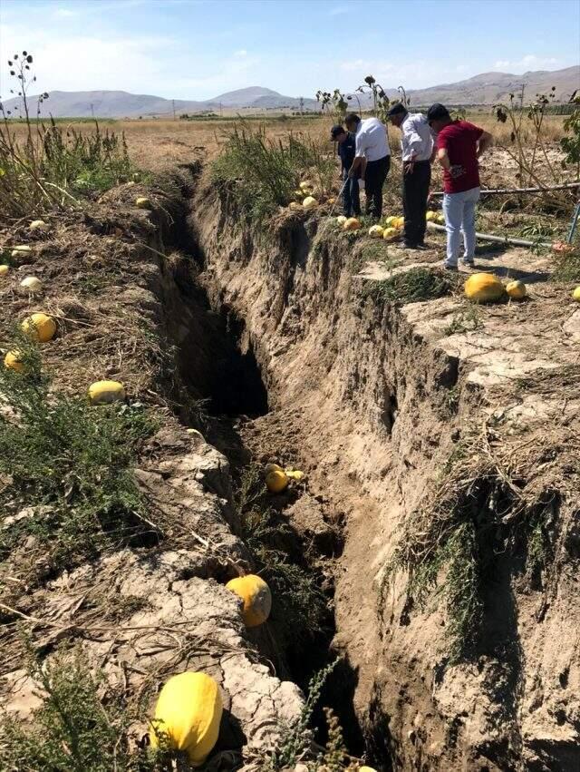 Tarım arazisinde tek kilometre uzunluğunda 5 metre derinliğinde yarık oluştu