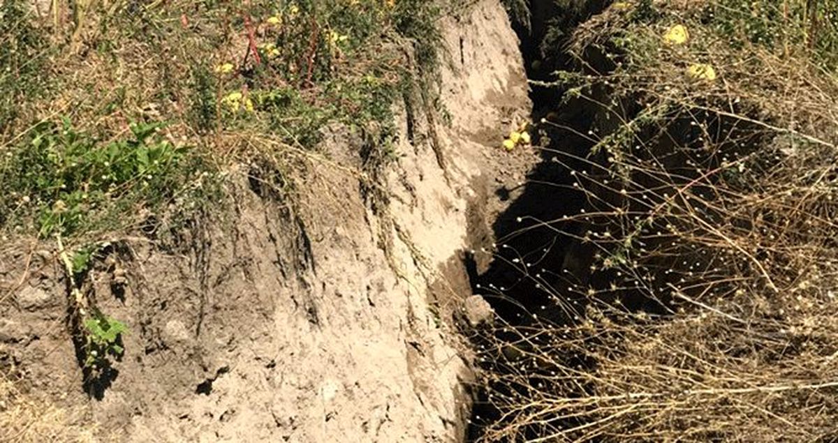 Tarım arazisinde 1 kilometre uzunluğunda 5 metre derinliğinde yarık oluştu