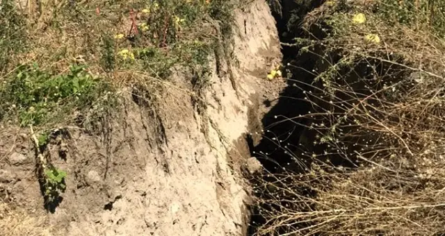 Tarım arazisinde tek kilometre uzunluğunda 5 metre derinliğinde yarık oluştu