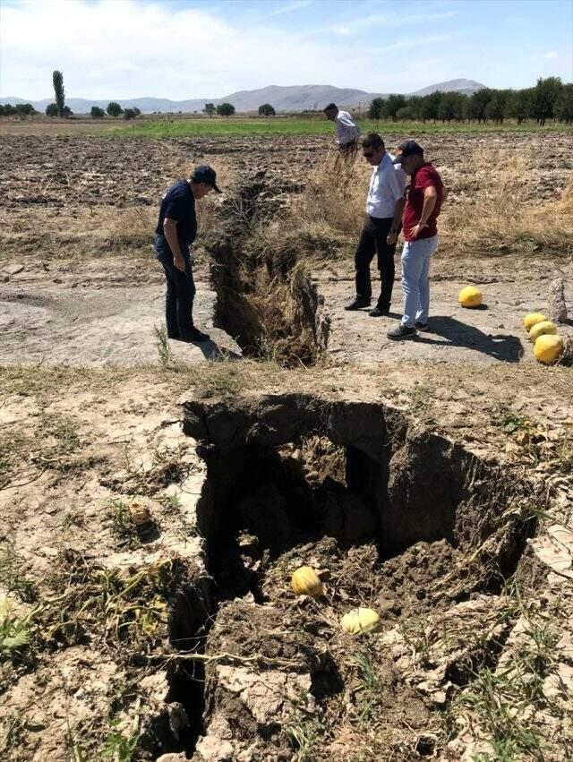Tarım arazisinde tek kilometre uzunluğunda 5 metre derinliğinde yarık oluştu