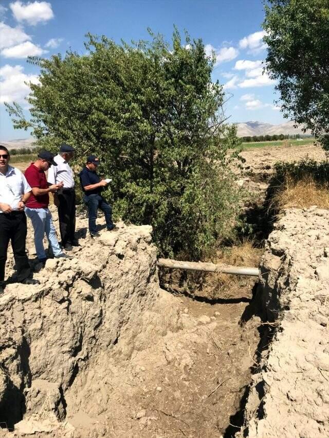 Tarım arazisinde tek kilometre uzunluğunda 5 metre derinliğinde yarık oluştu
