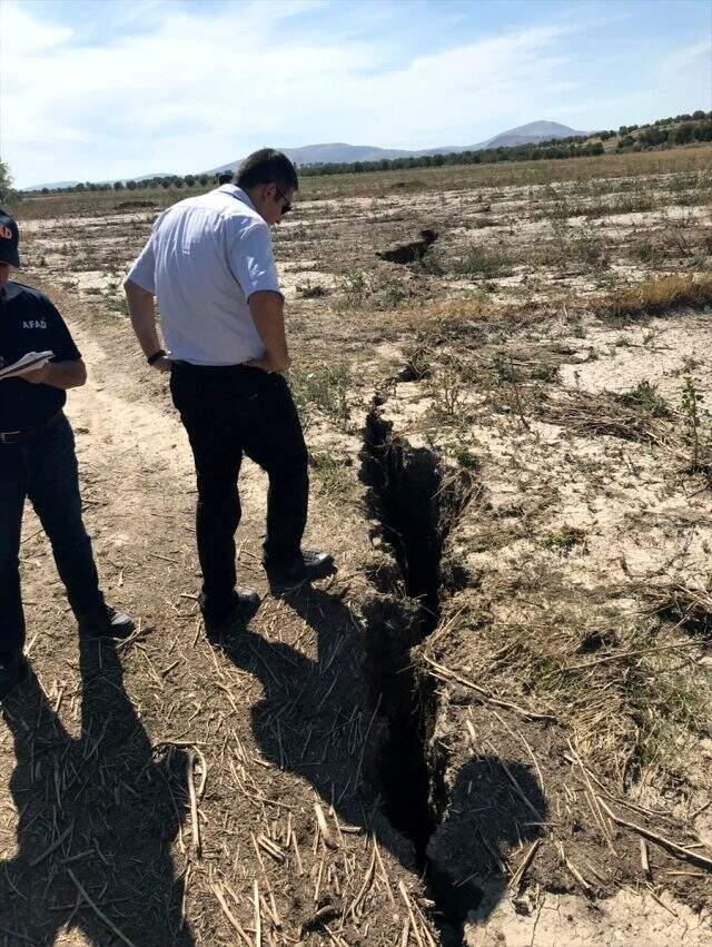 Tarım arazisinde tek kilometre uzunluğunda 5 metre derinliğinde yarık oluştu