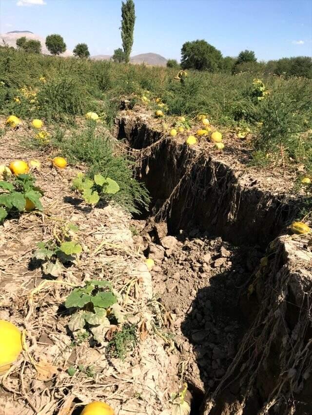 Tarım arazisinde tek kilometre uzunluğunda 5 metre derinliğinde yarık oluştu