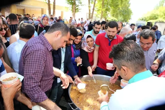 Üniversite öğrencilerine aşure ikramı Üniversite öğrencilerine aşure ikramı
