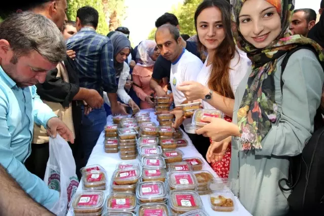 Üniversite öğrencilerine aşure ikramı Üniversite öğrencilerine aşure ikramı