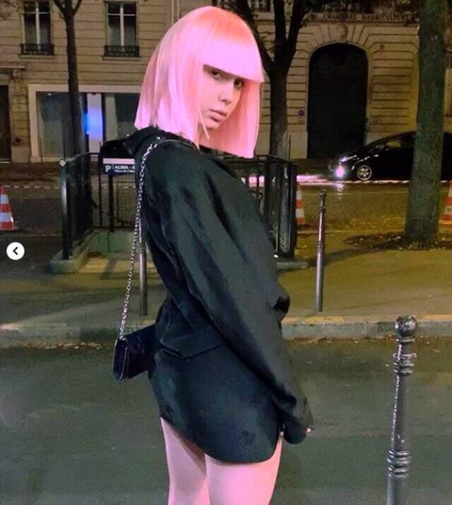 Aleyna Tilki, kara mini giysisiyle Paris gecelerine aktı
