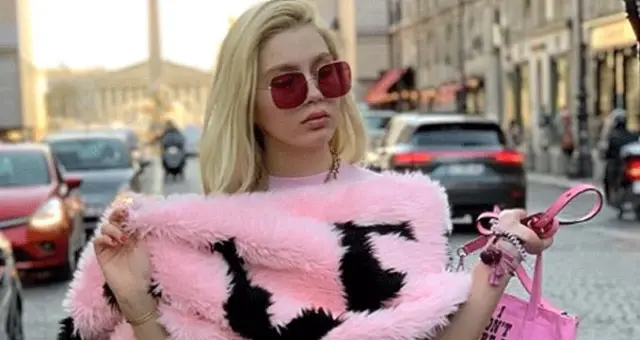 Aleyna Tilki, kara mini giysisiyle Paris gecelerine aktı