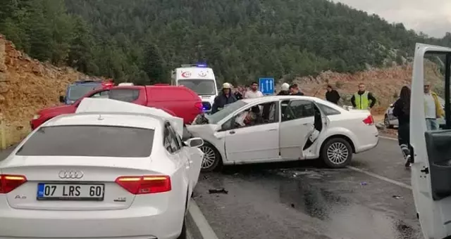 Antalya'da iki oto çarpıştı: dört ölü, iki yaralı
