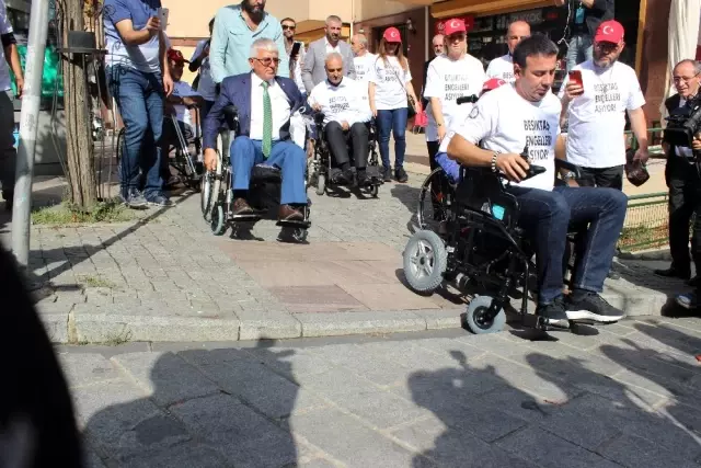 Başkan Akpolat tekerlekli sandalyeye binerek 'engelleri' tespit etti