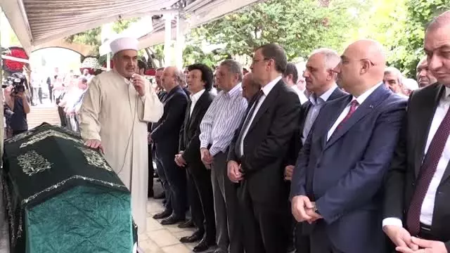 BDDK Başkanı Akben'in annesinin cenazesi toprağa verildi BDDK Başkanı Akben'in annesinin cenazesi toprağa verildi