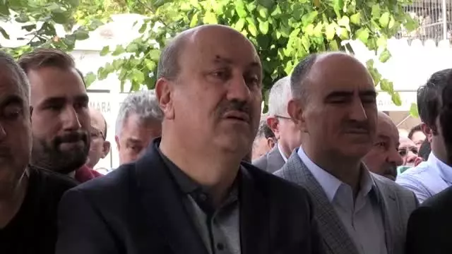 BDDK Başkanı Akben'in annesinin cenazesi toprağa verildi BDDK Başkanı Akben'in annesinin cenazesi toprağa verildi