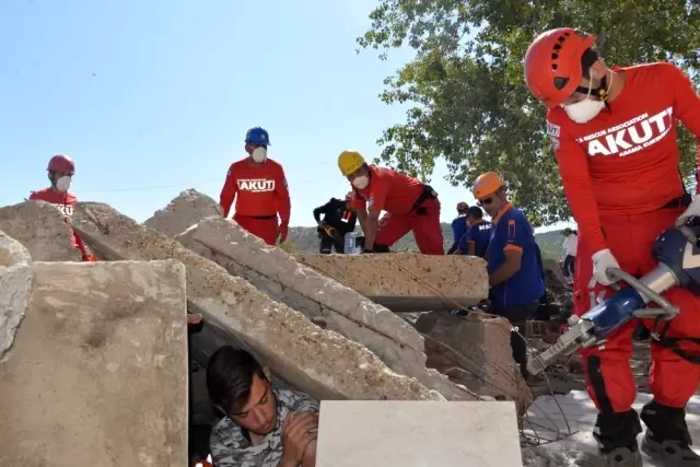 Bingöl'de 310 personelle gerçeği aratmayan deprem tatbikatı