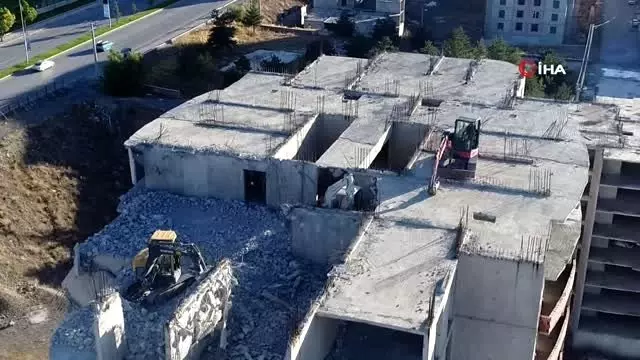 Binlerce kişiyi mağdur eden 'intihar binaları' yıkılıyor Binlerce kişiyi mağdur eden 'intihar binaları' yıkılıyor