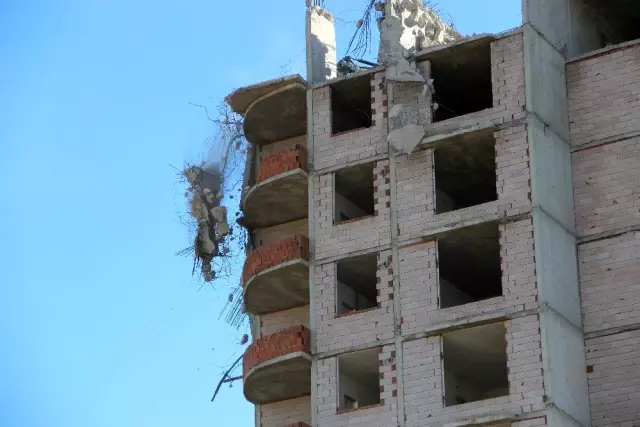Binlerce kişiyi mağdur eden 'intihar binaları' yıkılıyor Binlerce kişiyi mağdur eden 'intihar binaları' yıkılıyor