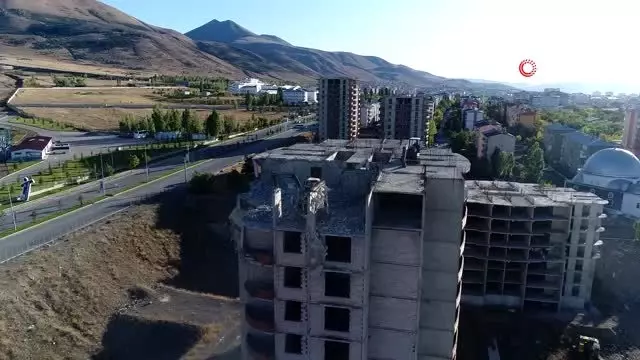 Binlerce kişiyi mağdur eden 'intihar binaları' yıkılıyor Binlerce kişiyi mağdur eden 'intihar binaları' yıkılıyor