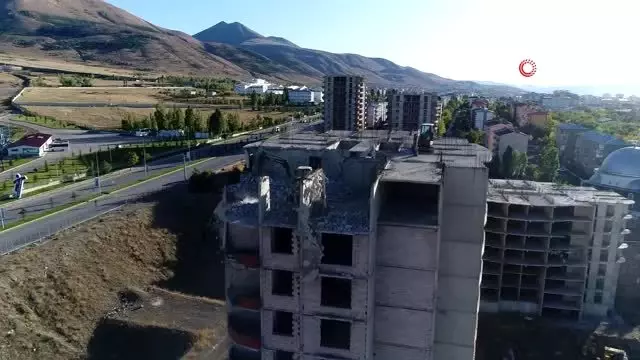 Binlerce kişiyi mağdur eden 'intihar binaları' yıkılıyor Binlerce kişiyi mağdur eden 'intihar binaları' yıkılıyor