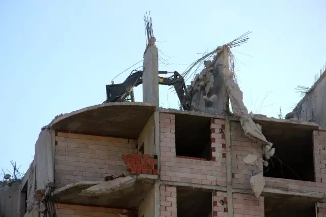 Binlerce kişiyi mağdur eden 'intihar binaları' yıkılıyor Binlerce kişiyi mağdur eden 'intihar binaları' yıkılıyor