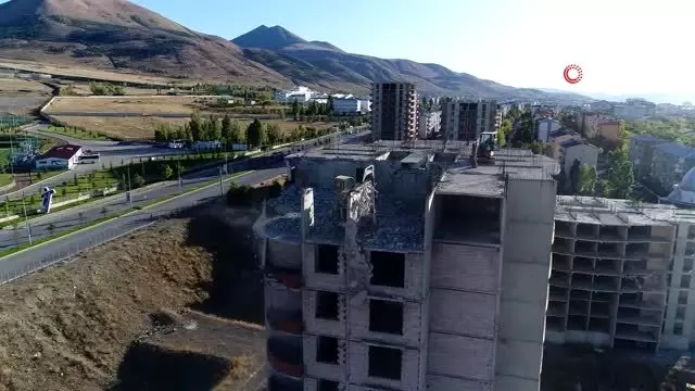 Binlerce kişiyi mağdur eden 'intihar binaları' yıkılıyor Binlerce kişiyi mağdur eden 'intihar binaları' yıkılıyor