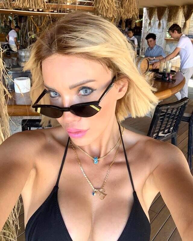 Ciciş Esra Ersoy, hakimle resim çektirdiği amaciyla tenkitlen Kıvanç Tatlıtuğ'a destek oldu