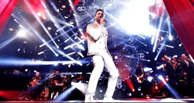 Dansları ve performansıyla Harbiye'ye damga vuran Tarkan'ın konserinden muhteşem kareler