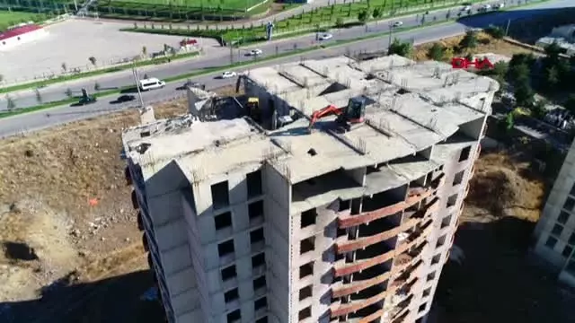 Erzurum ruhsatsız 18 katlı binaların yıkımına başlandı Erzurum ruhsatsız 18 katlı binaların yıkımına başlandı