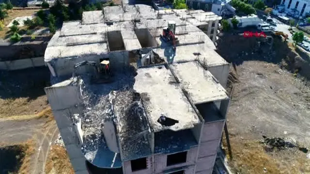 Erzurum ruhsatsız 18 katlı binaların yıkımına başlandı Erzurum ruhsatsız 18 katlı binaların yıkımına başlandı