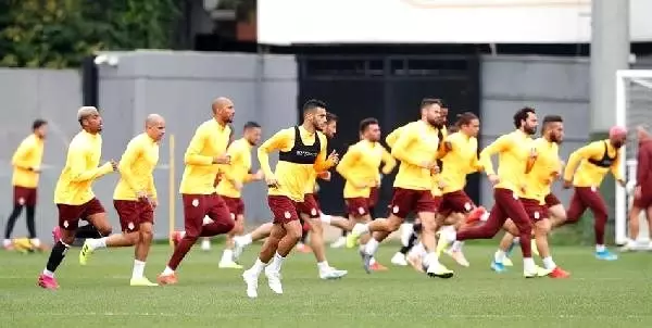 Galatasaray'da Radamel Falcao, derbi öncesi takımdan ayrı çalıştı! Galatasaray'da Radamel Falcao, derbi öncesi takımdan ayrı çalıştı!