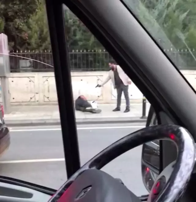 İstanbul'da tek kişi, yol ortasında arkadaşının üstüne Mermi yağdırdı