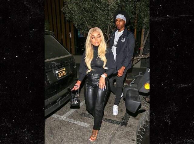 Kardashian serisinin Daha önceki gelini Blac Chyna,erkek arkadaşına ayağını öptürdü