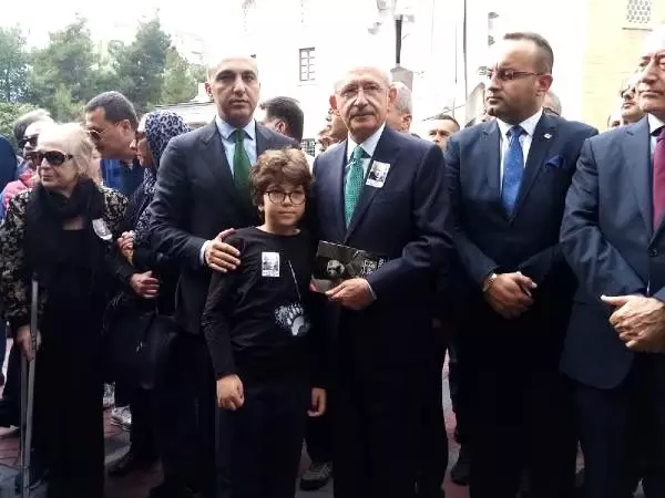 Kılıçdaroğlu gazeteci necati karakaya'nın cenaze törenine katıldı Kılıçdaroğlu gazeteci necati karakaya'nın cenaze törenine katıldı