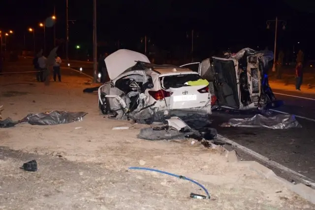 Malatya'da yolcu taşıyan minibüsle otomobilin çarpışması sonucu meydana gelen kazada 2 kişi öldü, 16 kişi yaralandı ile ilgili görsel sonucu