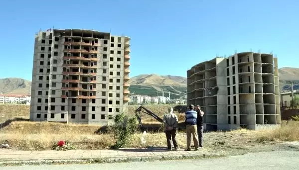Ruhsatsız 18 katlı binaların yıkımına başlandı Ruhsatsız 18 katlı binaların yıkımına başlandı