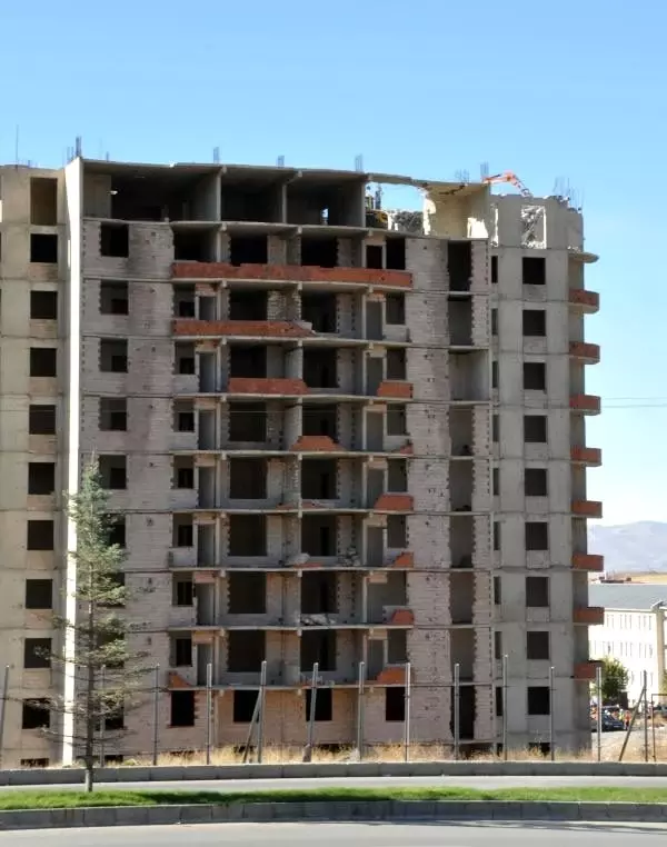 Ruhsatsız 18 katlı binaların yıkımına başlandı Ruhsatsız 18 katlı binaların yıkımına başlandı