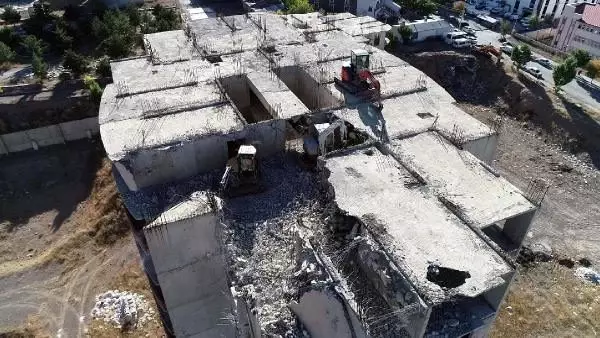 Ruhsatsız 18 katlı binaların yıkımına başlandı Ruhsatsız 18 katlı binaların yıkımına başlandı