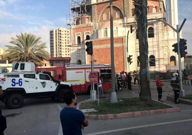 Son dakika: Adana'da polis aracına düzenlenen bombalı saldırı anı kamerada