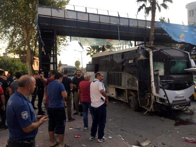 Son dakika: Adana'da polis aracına düzenlenen bombalı saldırı anı kamerada