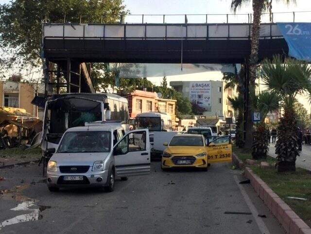 Son dakika: Adana'da polis aracına düzenlenen bombalı saldırı anı kamerada