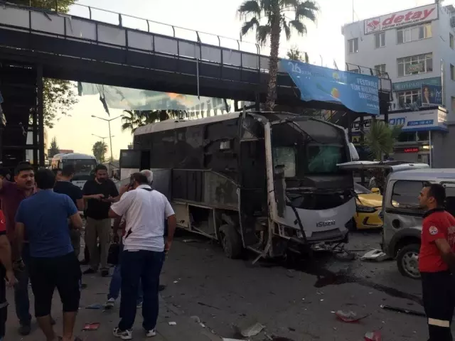Adana'da polisleri taşıyan otobüse bombalı saldırı: 5 yaralı